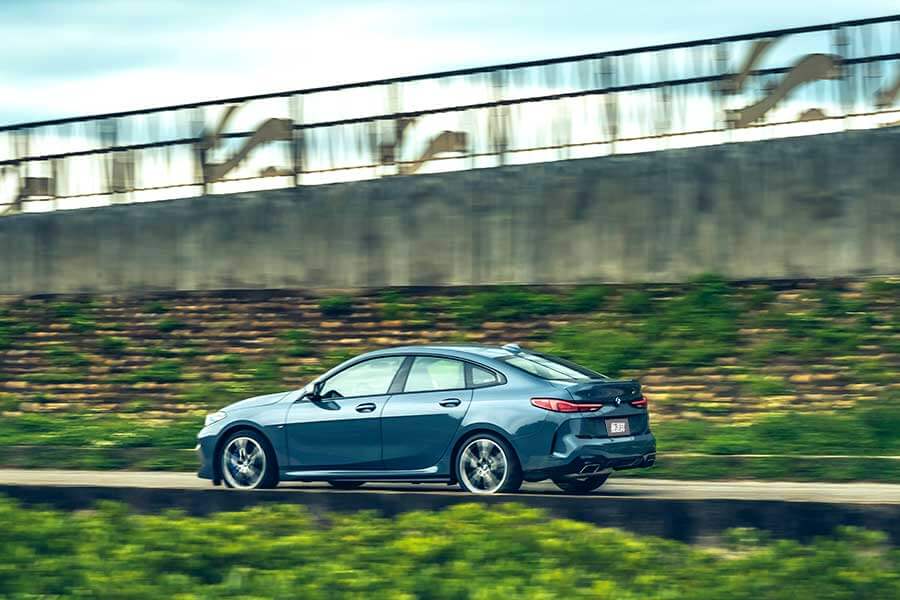 m235igc-9 BMW M235i xDrive Gran Coupé儼然是力與美的結合之作,巧妙的將優雅身段及運動風格融為一體,更為自家創下史無前例的新創舉。