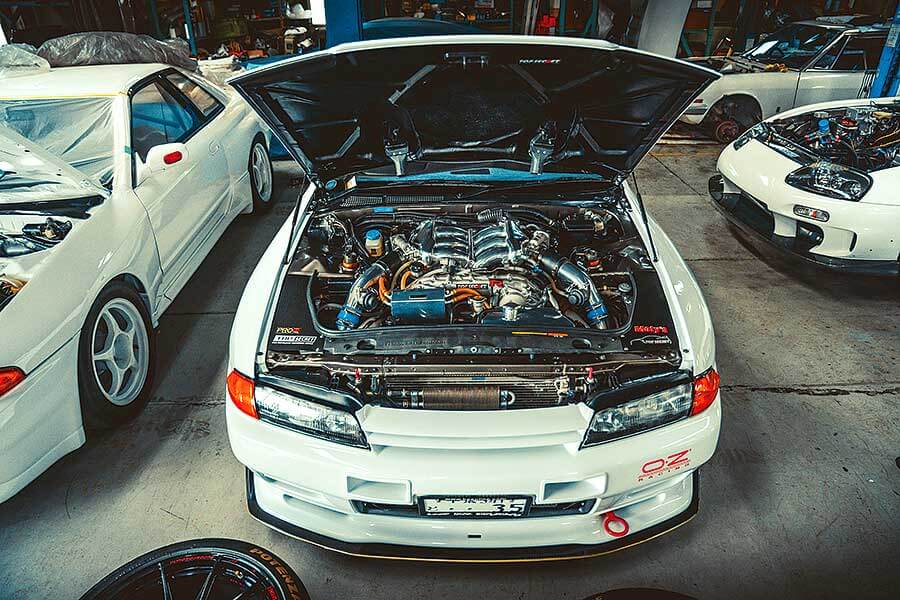 廿年前在英國公路因為試圖挑戰200mph而被捕,速度蓋世的煙鏟如今終於吐露詳情。