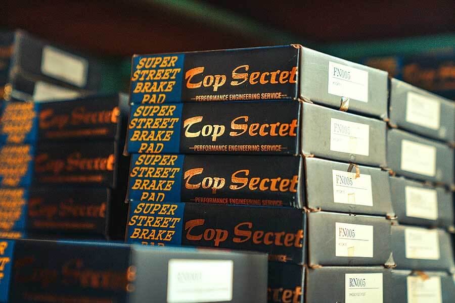 廿年前在英國公路因為試圖挑戰200mph而被捕,速度蓋世的煙鏟如今終於吐露詳情。