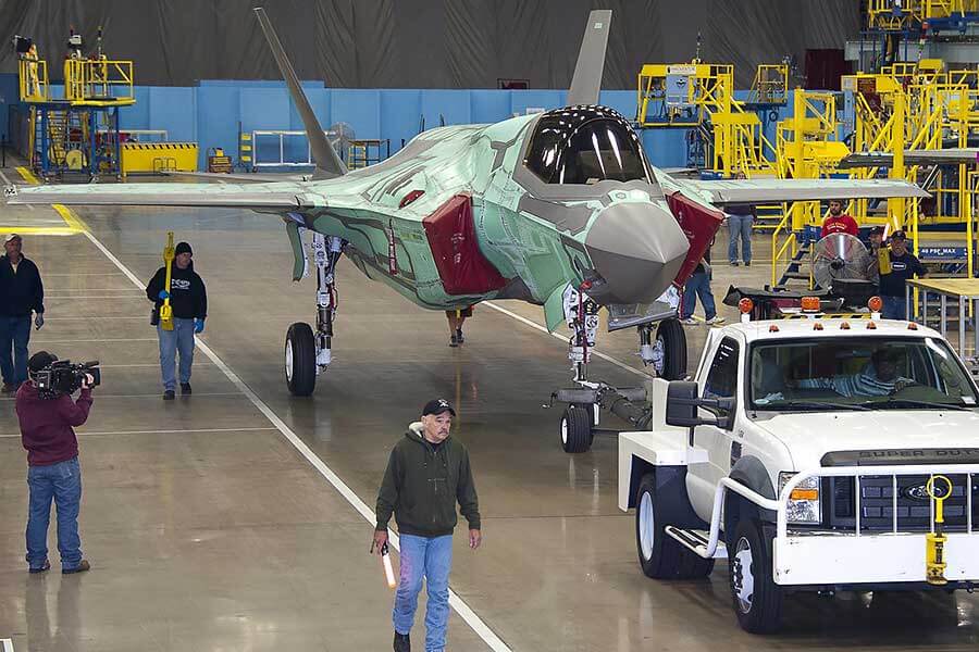 電視節目上的F-35在賽道力壓Speedtail,不過移師至生產線上較量的話又會鹿死誰手呢?