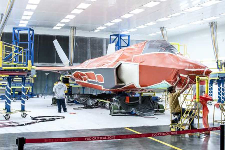 電視節目上的F-35在賽道力壓Speedtail,不過移師至生產線上較量的話又會鹿死誰手呢?