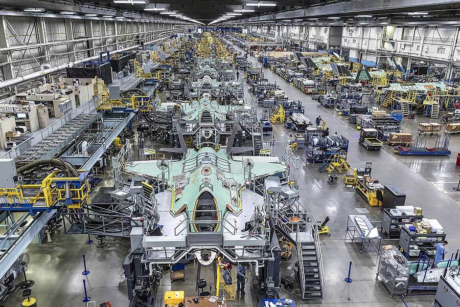 電視節目上的F-35在賽道力壓Speedtail,不過移師至生產線上較量的話又會鹿死誰手呢?