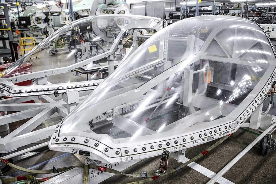 電視節目上的F-35在賽道力壓Speedtail,不過移師至生產線上較量的話又會鹿死誰手呢?