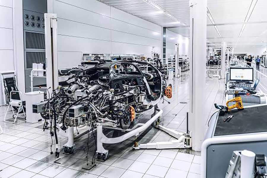 電視節目上的F-35在賽道力壓Speedtail,不過移師至生產線上較量的話又會鹿死誰手呢?