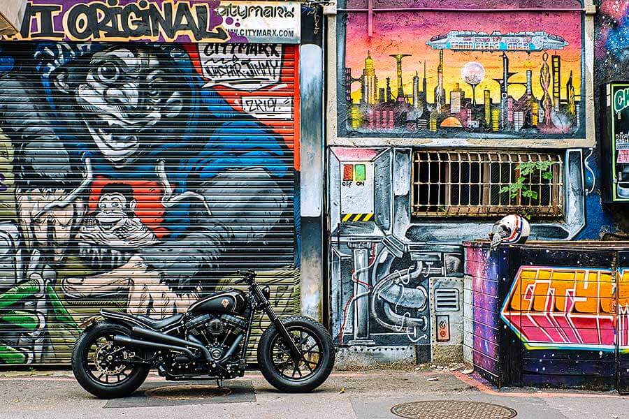 騎士三角座姿依舊不脫離傳統拱背樣式，拉展的雙臂及敞開的雙腿自然地與Thunder Chaser形成一體，帥氣的騎乘姿態不論是心靈層面亦是視覺感受，都紮實地幫我加了些分。