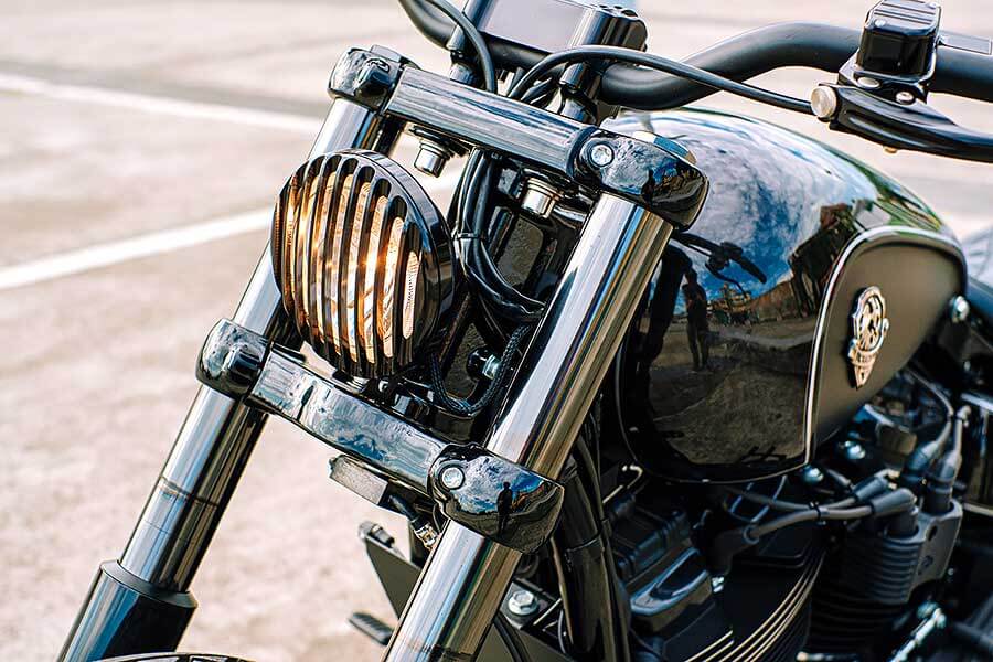 騎士三角座姿依舊不脫離傳統拱背樣式，拉展的雙臂及敞開的雙腿自然地與Thunder Chaser形成一體，帥氣的騎乘姿態不論是心靈層面亦是視覺感受，都紮實地幫我加了些分。