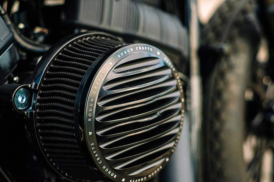 騎士三角座姿依舊不脫離傳統拱背樣式，拉展的雙臂及敞開的雙腿自然地與Thunder Chaser形成一體，帥氣的騎乘姿態不論是心靈層面亦是視覺感受，都紮實地幫我加了些分。