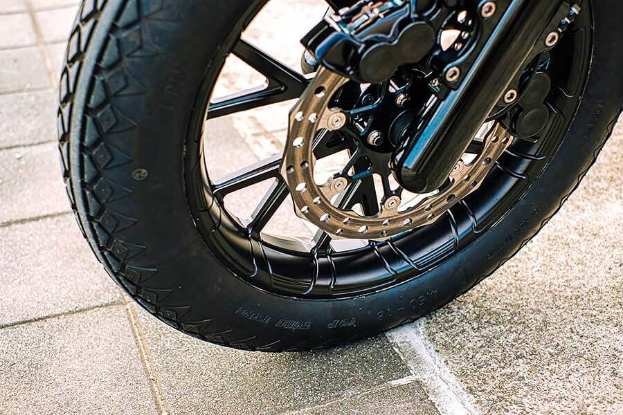 騎士三角座姿依舊不脫離傳統拱背樣式，拉展的雙臂及敞開的雙腿自然地與Thunder Chaser形成一體，帥氣的騎乘姿態不論是心靈層面亦是視覺感受，都紮實地幫我加了些分。