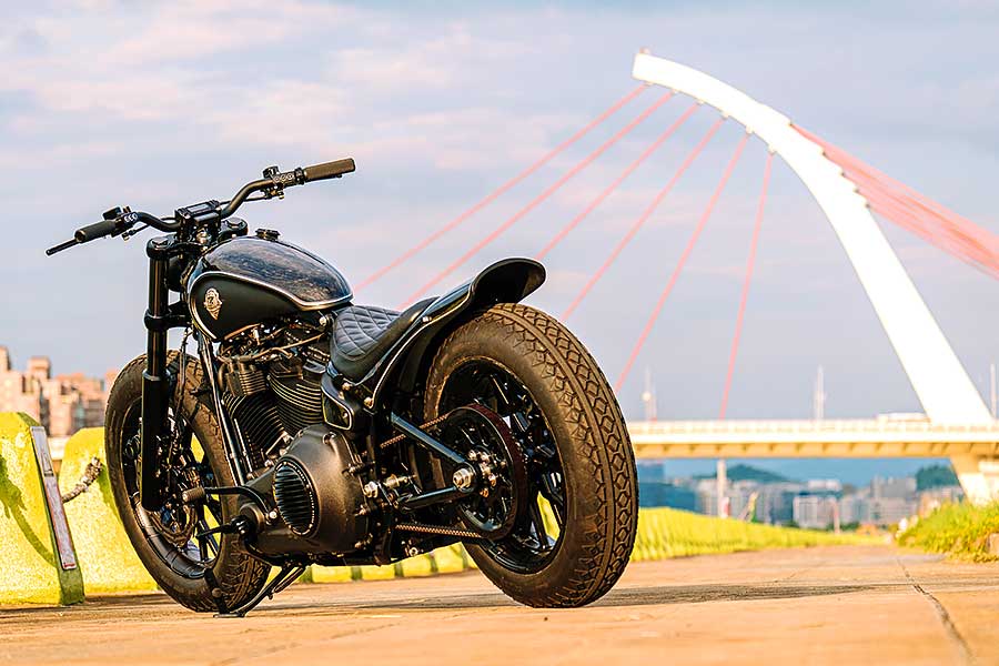 騎士三角座姿依舊不脫離傳統拱背樣式，拉展的雙臂及敞開的雙腿自然地與Thunder Chaser形成一體，帥氣的騎乘姿態不論是心靈層面亦是視覺感受，都紮實地幫我加了些分。