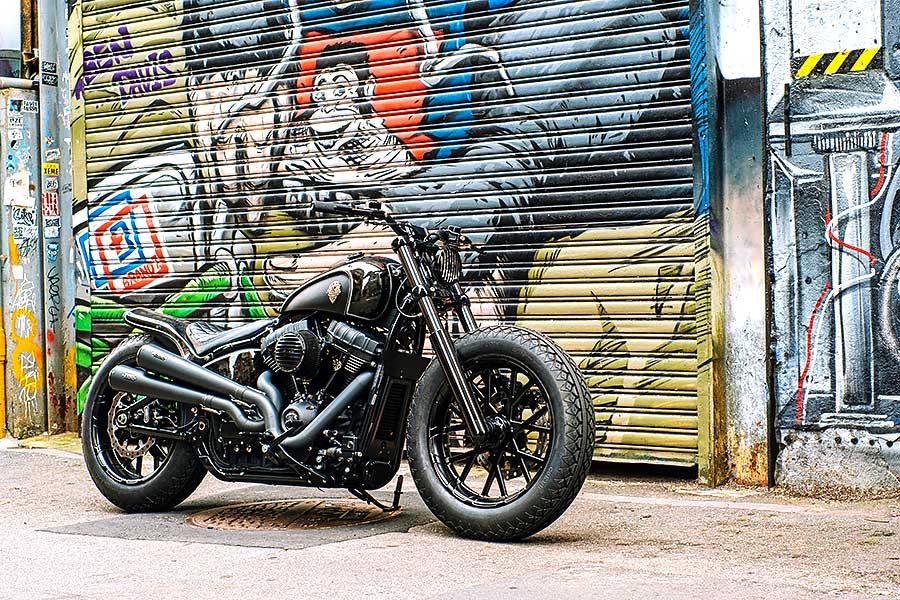 騎士三角座姿依舊不脫離傳統拱背樣式，拉展的雙臂及敞開的雙腿自然地與Thunder Chaser形成一體，帥氣的騎乘姿態不論是心靈層面亦是視覺感受，都紮實地幫我加了些分。