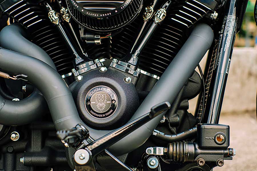 騎士三角座姿依舊不脫離傳統拱背樣式，拉展的雙臂及敞開的雙腿自然地與Thunder Chaser形成一體，帥氣的騎乘姿態不論是心靈層面亦是視覺感受，都紮實地幫我加了些分。