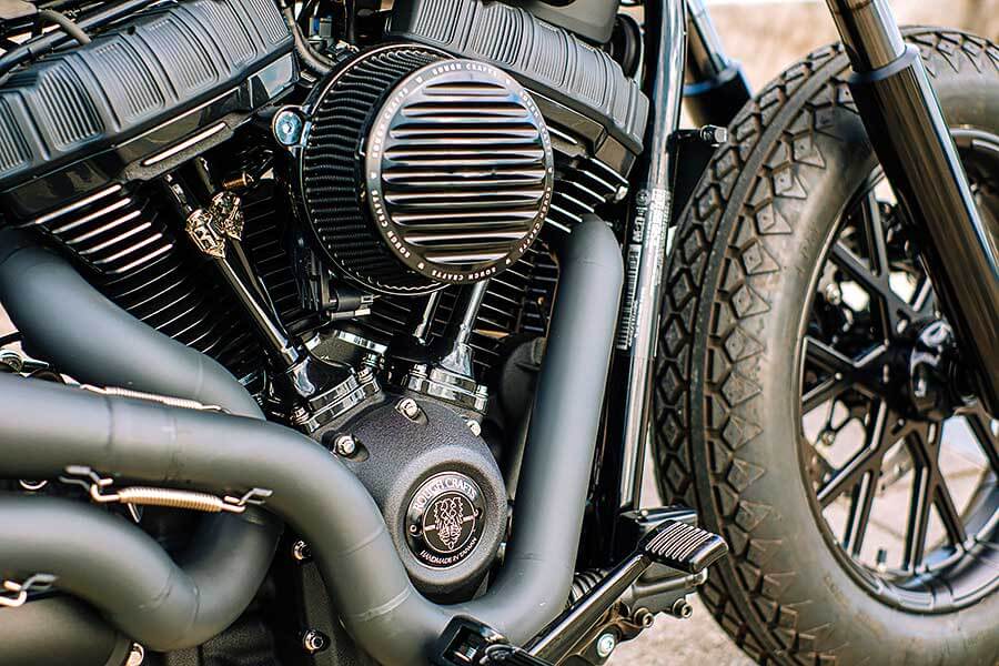 騎士三角座姿依舊不脫離傳統拱背樣式，拉展的雙臂及敞開的雙腿自然地與Thunder Chaser形成一體，帥氣的騎乘姿態不論是心靈層面亦是視覺感受，都紮實地幫我加了些分。