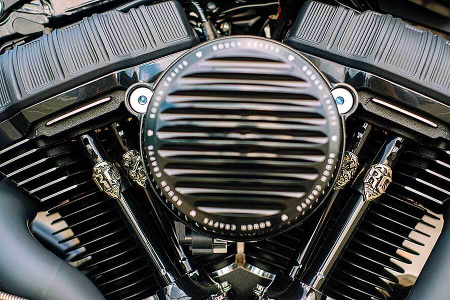 騎士三角座姿依舊不脫離傳統拱背樣式，拉展的雙臂及敞開的雙腿自然地與Thunder Chaser形成一體，帥氣的騎乘姿態不論是心靈層面亦是視覺感受，都紮實地幫我加了些分。