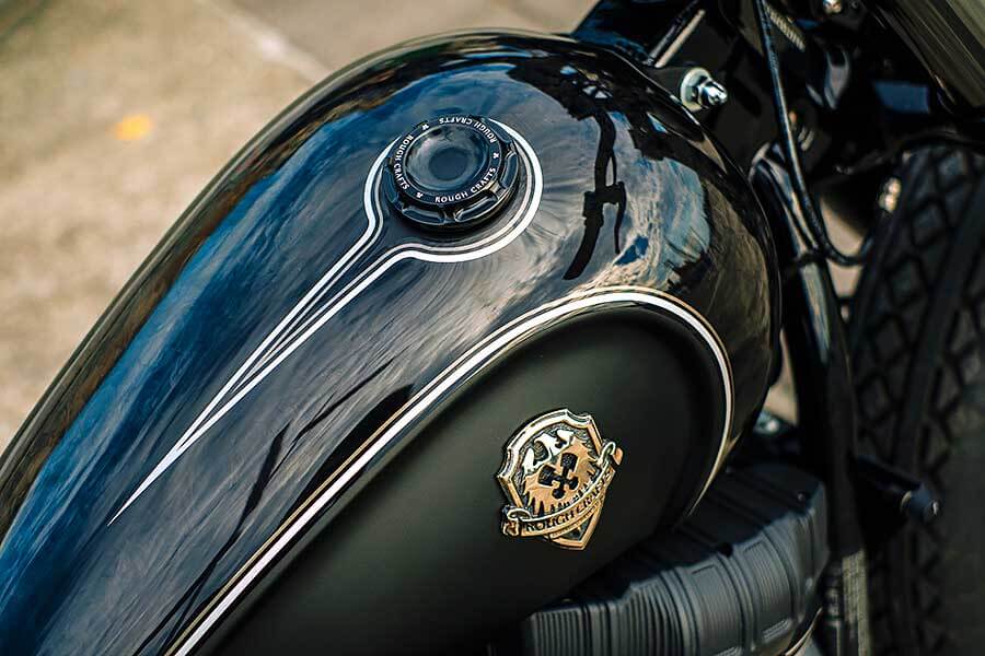 騎士三角座姿依舊不脫離傳統拱背樣式，拉展的雙臂及敞開的雙腿自然地與Thunder Chaser形成一體，帥氣的騎乘姿態不論是心靈層面亦是視覺感受，都紮實地幫我加了些分。