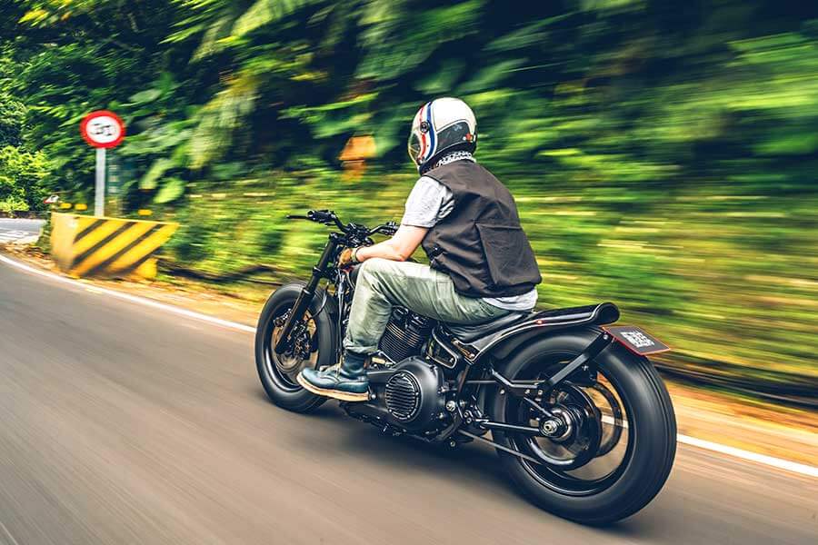 騎士三角座姿依舊不脫離傳統拱背樣式，拉展的雙臂及敞開的雙腿自然地與Thunder Chaser形成一體，帥氣的騎乘姿態不論是心靈層面亦是視覺感受，都紮實地幫我加了些分。