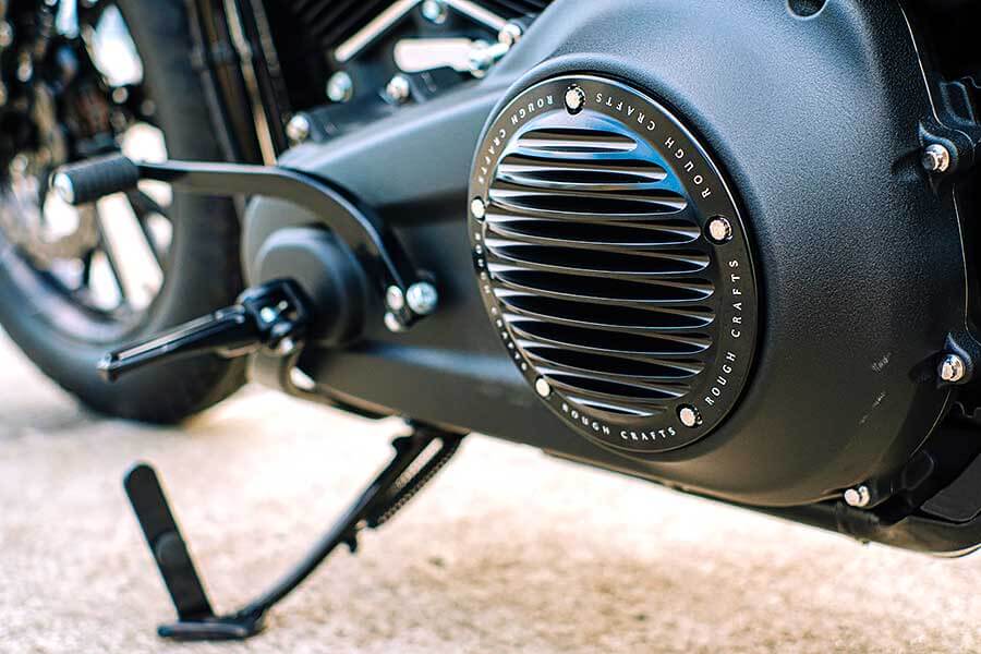 騎士三角座姿依舊不脫離傳統拱背樣式，拉展的雙臂及敞開的雙腿自然地與Thunder Chaser形成一體，帥氣的騎乘姿態不論是心靈層面亦是視覺感受，都紮實地幫我加了些分。