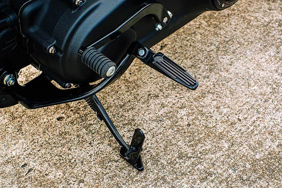 騎士三角座姿依舊不脫離傳統拱背樣式，拉展的雙臂及敞開的雙腿自然地與Thunder Chaser形成一體，帥氣的騎乘姿態不論是心靈層面亦是視覺感受，都紮實地幫我加了些分。