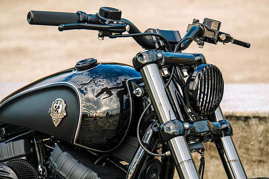 騎士三角座姿依舊不脫離傳統拱背樣式，拉展的雙臂及敞開的雙腿自然地與Thunder Chaser形成一體，帥氣的騎乘姿態不論是心靈層面亦是視覺感受，都紮實地幫我加了些分。