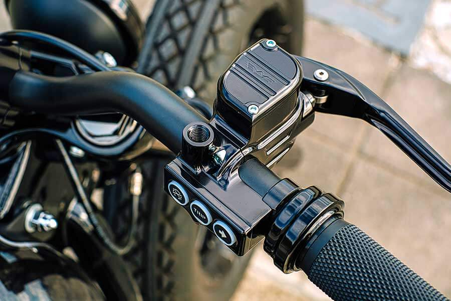 騎士三角座姿依舊不脫離傳統拱背樣式，拉展的雙臂及敞開的雙腿自然地與Thunder Chaser形成一體，帥氣的騎乘姿態不論是心靈層面亦是視覺感受，都紮實地幫我加了些分。