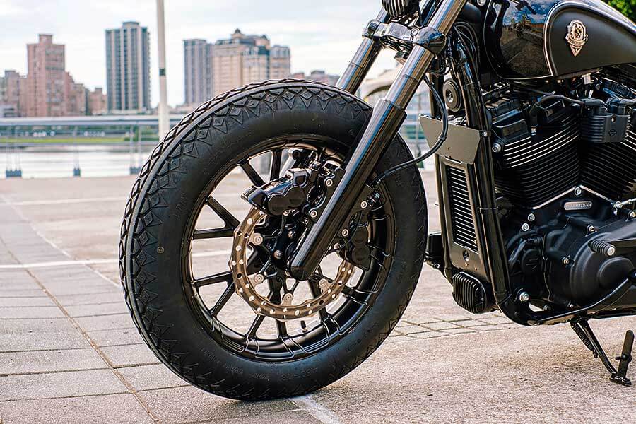 騎士三角座姿依舊不脫離傳統拱背樣式，拉展的雙臂及敞開的雙腿自然地與Thunder Chaser形成一體，帥氣的騎乘姿態不論是心靈層面亦是視覺感受，都紮實地幫我加了些分。