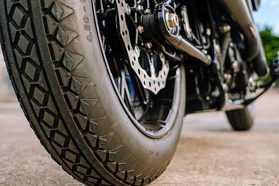 騎士三角座姿依舊不脫離傳統拱背樣式，拉展的雙臂及敞開的雙腿自然地與Thunder Chaser形成一體，帥氣的騎乘姿態不論是心靈層面亦是視覺感受，都紮實地幫我加了些分。