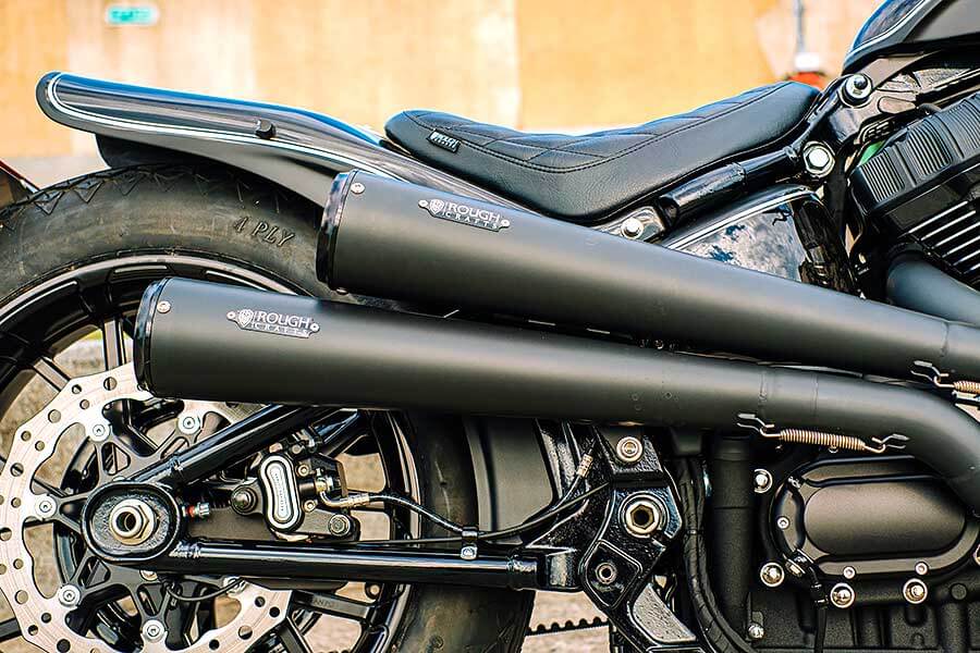 騎士三角座姿依舊不脫離傳統拱背樣式，拉展的雙臂及敞開的雙腿自然地與Thunder Chaser形成一體，帥氣的騎乘姿態不論是心靈層面亦是視覺感受，都紮實地幫我加了些分。