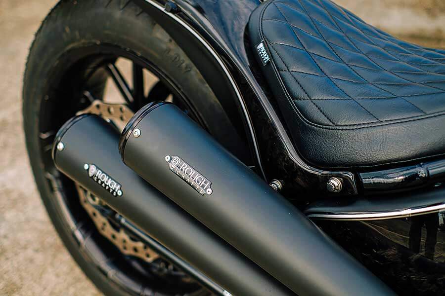 騎士三角座姿依舊不脫離傳統拱背樣式，拉展的雙臂及敞開的雙腿自然地與Thunder Chaser形成一體，帥氣的騎乘姿態不論是心靈層面亦是視覺感受，都紮實地幫我加了些分。