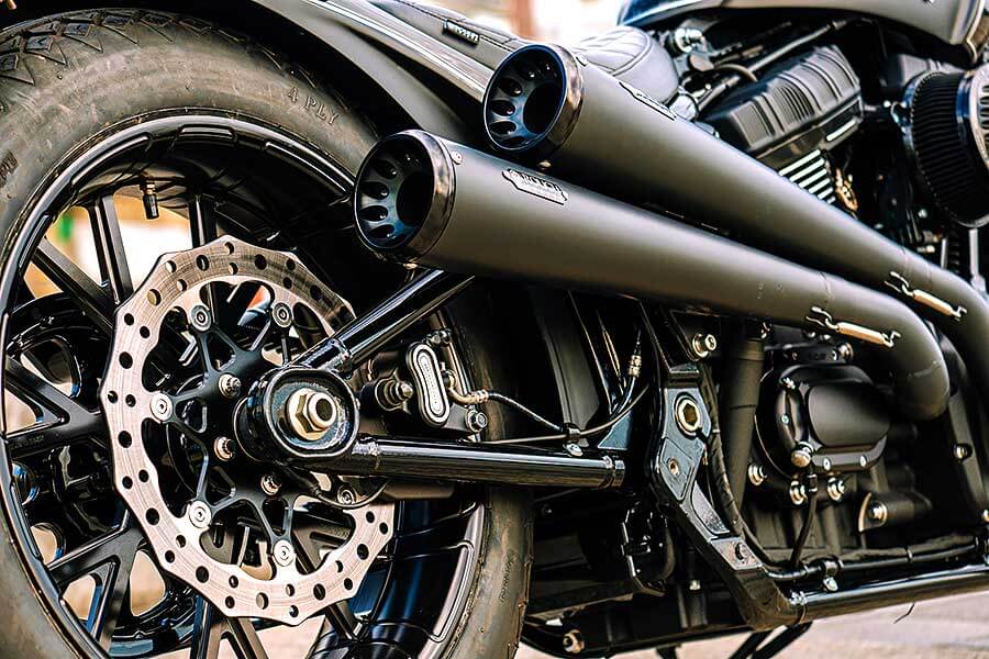 騎士三角座姿依舊不脫離傳統拱背樣式，拉展的雙臂及敞開的雙腿自然地與Thunder Chaser形成一體，帥氣的騎乘姿態不論是心靈層面亦是視覺感受，都紮實地幫我加了些分。