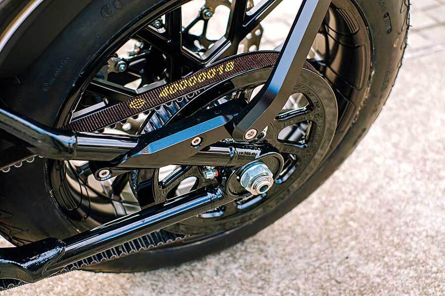 騎士三角座姿依舊不脫離傳統拱背樣式，拉展的雙臂及敞開的雙腿自然地與Thunder Chaser形成一體，帥氣的騎乘姿態不論是心靈層面亦是視覺感受，都紮實地幫我加了些分。