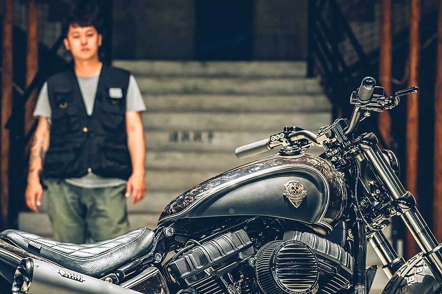 騎士三角座姿依舊不脫離傳統拱背樣式，拉展的雙臂及敞開的雙腿自然地與Thunder Chaser形成一體，帥氣的騎乘姿態不論是心靈層面亦是視覺感受，都紮實地幫我加了些分。