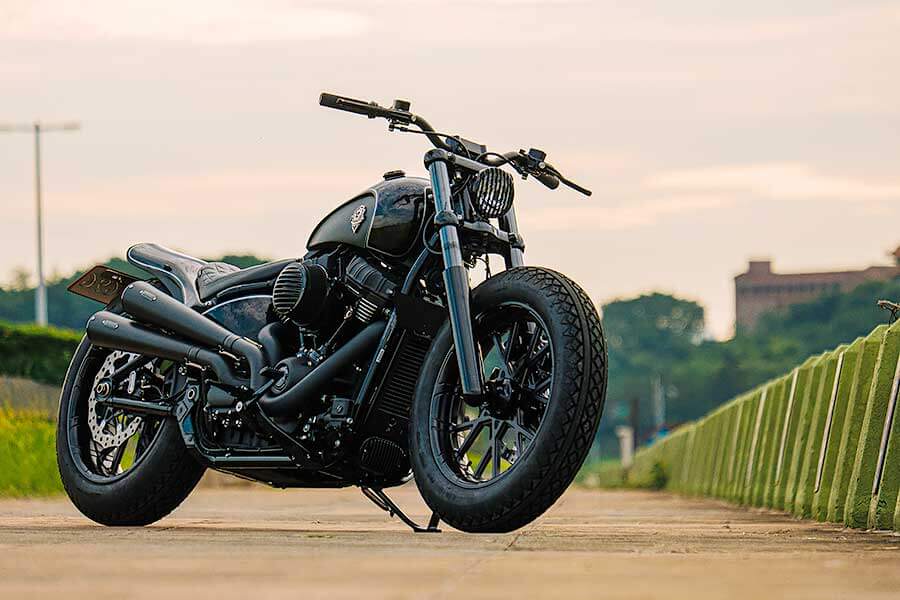 騎士三角座姿依舊不脫離傳統拱背樣式，拉展的雙臂及敞開的雙腿自然地與Thunder Chaser形成一體，帥氣的騎乘姿態不論是心靈層面亦是視覺感受，都紮實地幫我加了些分。