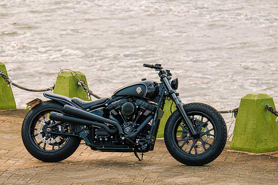 騎士三角座姿依舊不脫離傳統拱背樣式，拉展的雙臂及敞開的雙腿自然地與Thunder Chaser形成一體，帥氣的騎乘姿態不論是心靈層面亦是視覺感受，都紮實地幫我加了些分。