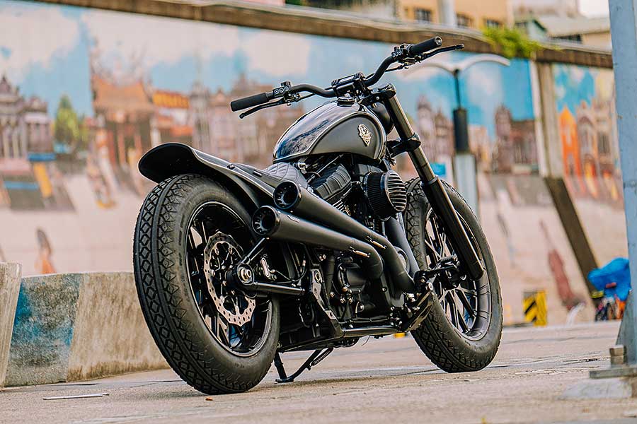 騎士三角座姿依舊不脫離傳統拱背樣式，拉展的雙臂及敞開的雙腿自然地與Thunder Chaser形成一體，帥氣的騎乘姿態不論是心靈層面亦是視覺感受，都紮實地幫我加了些分。