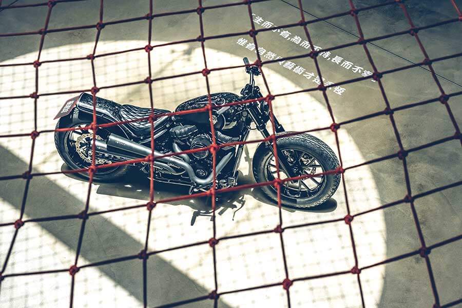 騎士三角座姿依舊不脫離傳統拱背樣式，拉展的雙臂及敞開的雙腿自然地與Thunder Chaser形成一體，帥氣的騎乘姿態不論是心靈層面亦是視覺感受，都紮實地幫我加了些分。