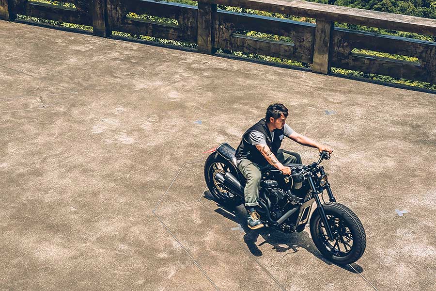 騎士三角座姿依舊不脫離傳統拱背樣式，拉展的雙臂及敞開的雙腿自然地與Thunder Chaser形成一體，帥氣的騎乘姿態不論是心靈層面亦是視覺感受，都紮實地幫我加了些分。