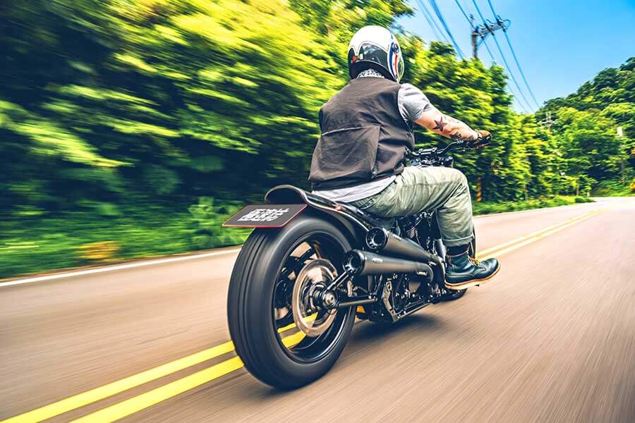 騎士三角座姿依舊不脫離傳統拱背樣式，拉展的雙臂及敞開的雙腿自然地與Thunder Chaser形成一體，帥氣的騎乘姿態不論是心靈層面亦是視覺感受，都紮實地幫我加了些分。