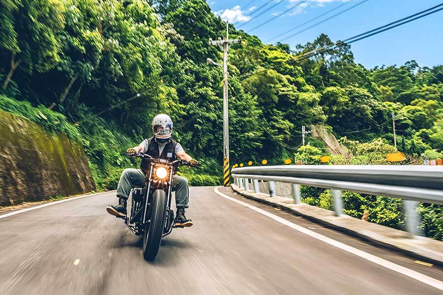 騎士三角座姿依舊不脫離傳統拱背樣式，拉展的雙臂及敞開的雙腿自然地與Thunder Chaser形成一體，帥氣的騎乘姿態不論是心靈層面亦是視覺感受，都紮實地幫我加了些分。