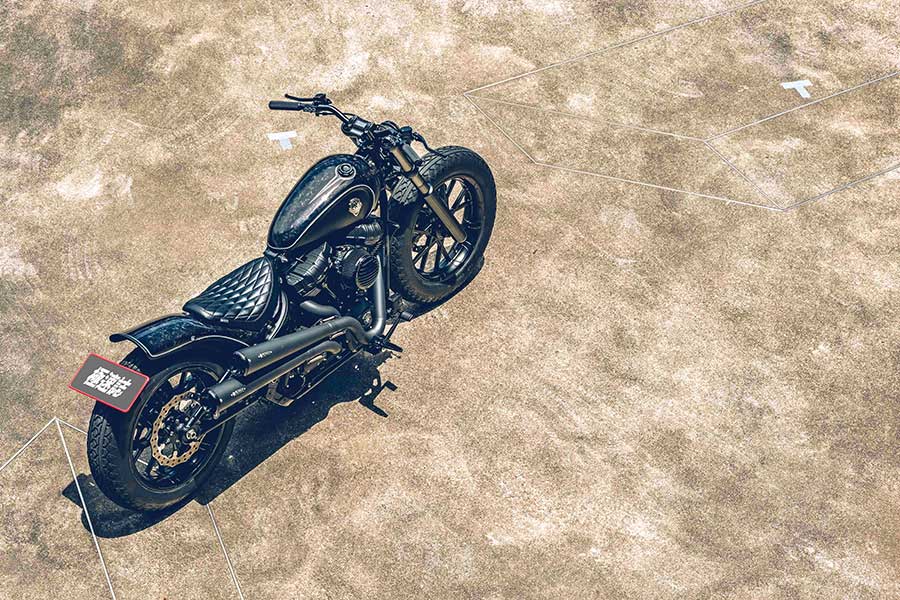 騎士三角座姿依舊不脫離傳統拱背樣式，拉展的雙臂及敞開的雙腿自然地與Thunder Chaser形成一體，帥氣的騎乘姿態不論是心靈層面亦是視覺感受，都紮實地幫我加了些分。