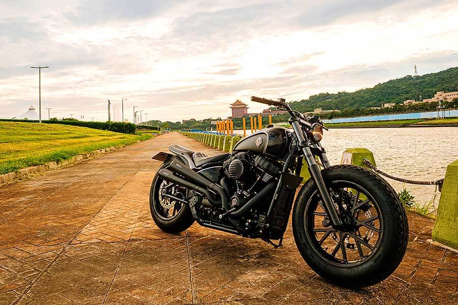 騎士三角座姿依舊不脫離傳統拱背樣式，拉展的雙臂及敞開的雙腿自然地與Thunder Chaser形成一體，帥氣的騎乘姿態不論是心靈層面亦是視覺感受，都紮實地幫我加了些分。