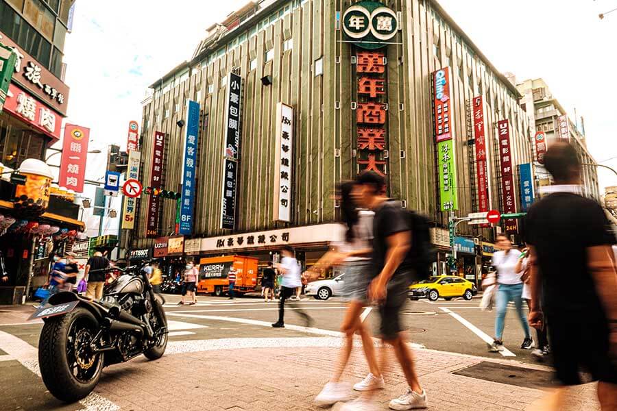 騎士三角座姿依舊不脫離傳統拱背樣式，拉展的雙臂及敞開的雙腿自然地與Thunder Chaser形成一體，帥氣的騎乘姿態不論是心靈層面亦是視覺感受，都紮實地幫我加了些分。