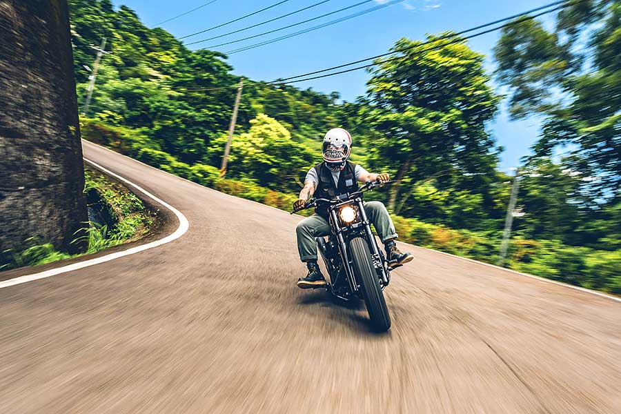 騎士三角座姿依舊不脫離傳統拱背樣式，拉展的雙臂及敞開的雙腿自然地與Thunder Chaser形成一體，帥氣的騎乘姿態不論是心靈層面亦是視覺感受，都紮實地幫我加了些分。