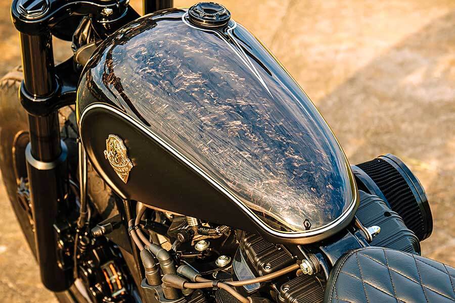 騎士三角座姿依舊不脫離傳統拱背樣式，拉展的雙臂及敞開的雙腿自然地與Thunder Chaser形成一體，帥氣的騎乘姿態不論是心靈層面亦是視覺感受，都紮實地幫我加了些分。