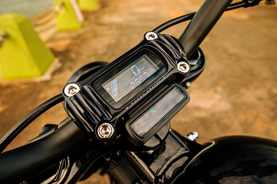 騎士三角座姿依舊不脫離傳統拱背樣式，拉展的雙臂及敞開的雙腿自然地與Thunder Chaser形成一體，帥氣的騎乘姿態不論是心靈層面亦是視覺感受，都紮實地幫我加了些分。