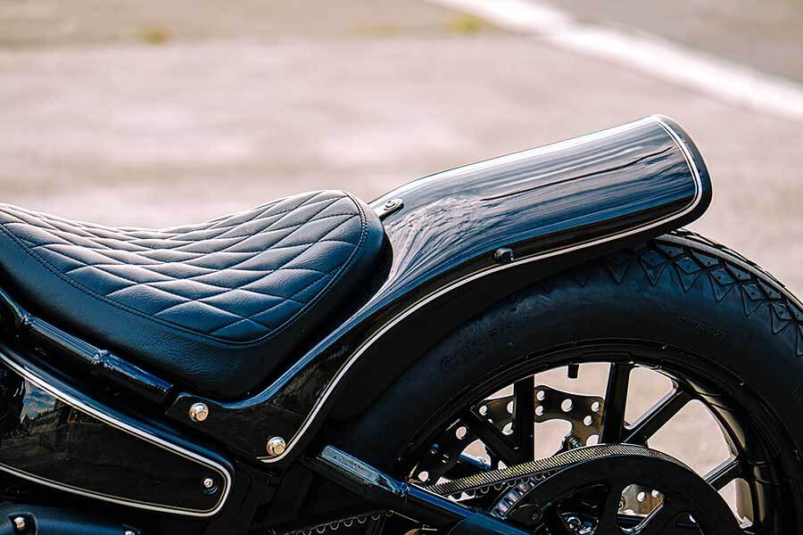 騎士三角座姿依舊不脫離傳統拱背樣式，拉展的雙臂及敞開的雙腿自然地與Thunder Chaser形成一體，帥氣的騎乘姿態不論是心靈層面亦是視覺感受，都紮實地幫我加了些分。