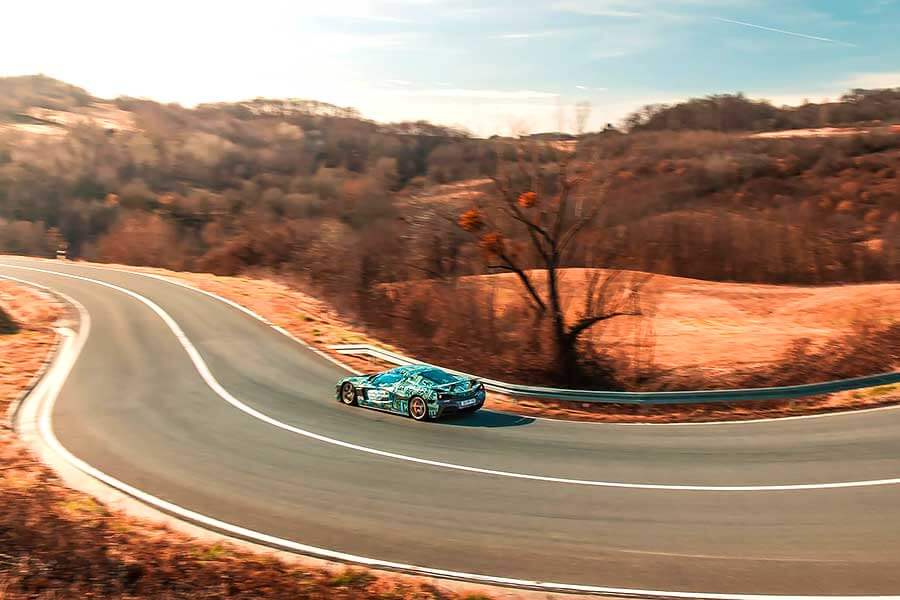 電動頂級超跑的時代已近在眼前,那麼首先讓我們見識一下以摧毀內燃機勢力為己任的原型Rimac C_Two吧。