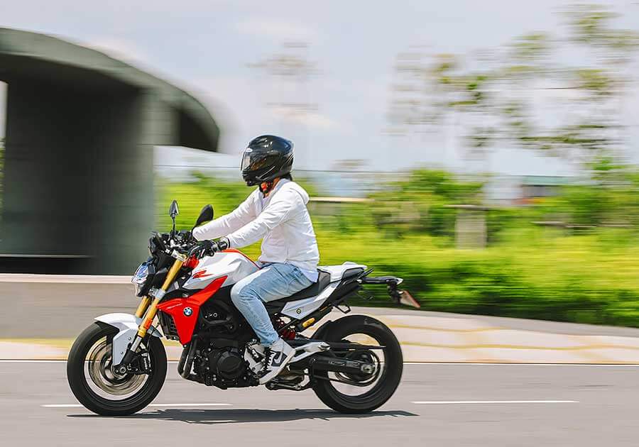 F系聲量在自家中遠不及身擁對臥引擎的兄弟姊妹們,但平易近人好驅策的親人特性卻是寶馬二輪產物中的稀有品。