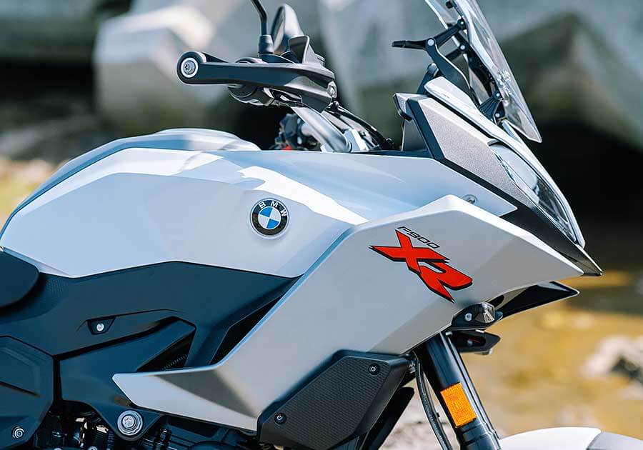 f900r-11 F系聲量在自家中遠不及身擁對臥引擎的兄弟姊妹們,但平易近人好驅策的親人特性卻是寶馬二輪產物中的稀有品。