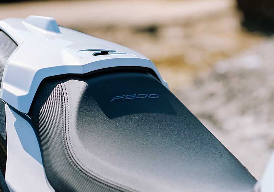 f900r-12 F系聲量在自家中遠不及身擁對臥引擎的兄弟姊妹們,但平易近人好驅策的親人特性卻是寶馬二輪產物中的稀有品。