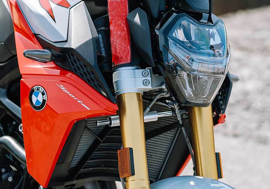 f900r-13 F系聲量在自家中遠不及身擁對臥引擎的兄弟姊妹們,但平易近人好驅策的親人特性卻是寶馬二輪產物中的稀有品。