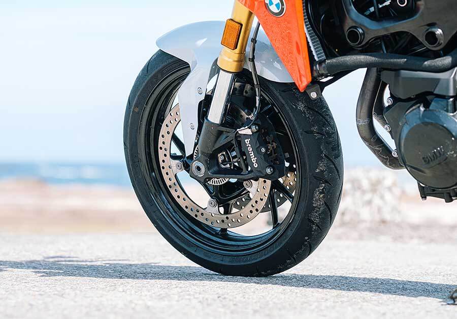 f900r-14 F系聲量在自家中遠不及身擁對臥引擎的兄弟姊妹們,但平易近人好驅策的親人特性卻是寶馬二輪產物中的稀有品。